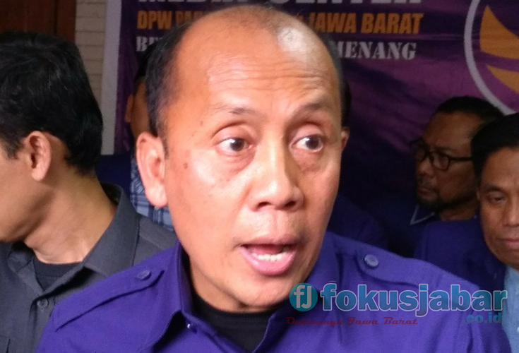 Ketua DPW NasDem Jabar Saan Mustopa Saat Diwawancarai di Sekretariat NasDem Jabar Jalan Cipaganti Bandung, Senin (29/1/2018) (Foto: LIN)