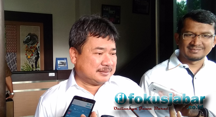 Bupati Garut Rudy Gunawan saat diwawancarai, Senin (15/1/2018) (Foto-Deni Rinjani)