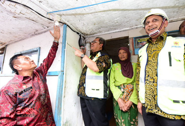 Gubernur Jabar Ahmad Heryawan (Aher) Saat meninjau pemasangan listrik di salah satu rumah (Foto IST)