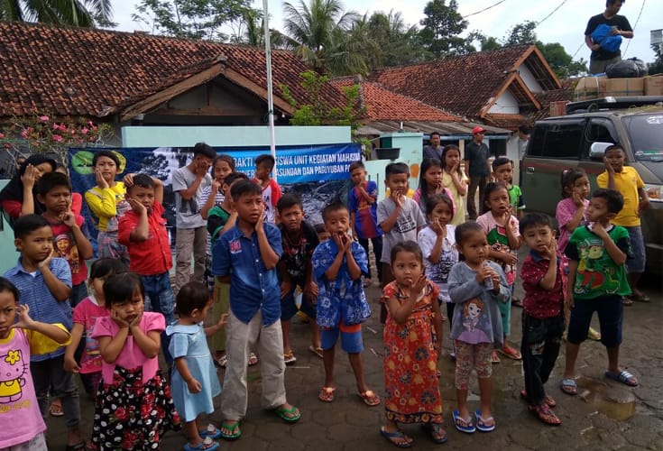 Anak-anak korban pergerakan tanah di Kuningan (Foto IST)