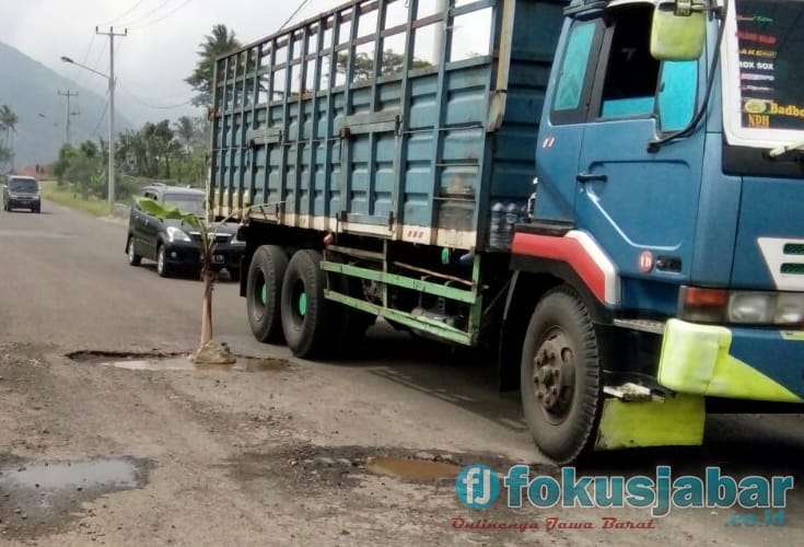 Jalan Berlubang di Jalan By Pass Sigibing, Banyuresmi, Kabupaten Garut (Foto Andian)