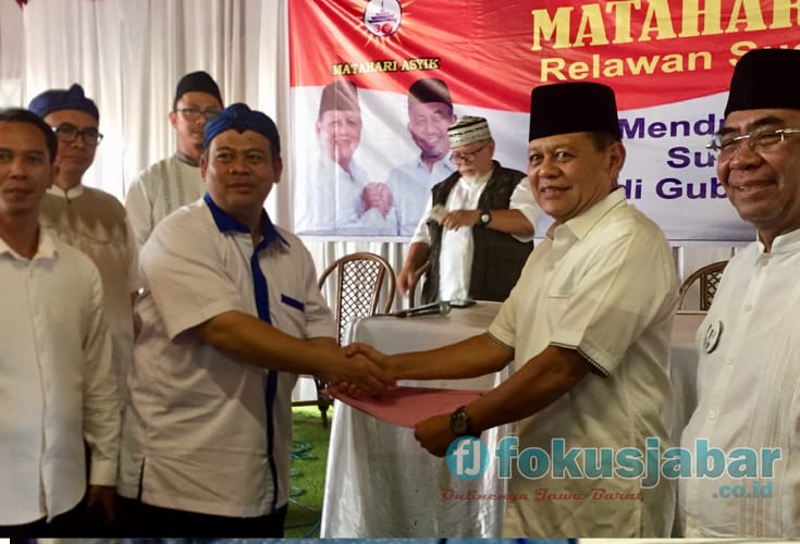 Ketua relawan Matahari Asyik saat memberikan secara simbolis pernyataan dukungan kepada Cagub Jabar Sudrajat (Foto: LIN)