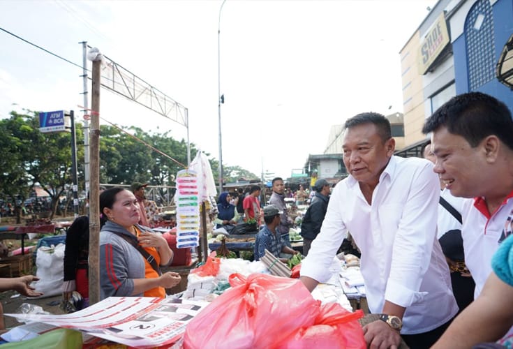 Cagub Jabar TB Hasanuddin saat blusukan di Pasar Cibinong, KAbupaten Bogor (Foto IST)