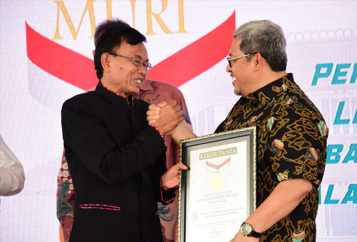 Aher mendapat penghargaan dari MURI untuk Program Jabar caang (Foto IST)