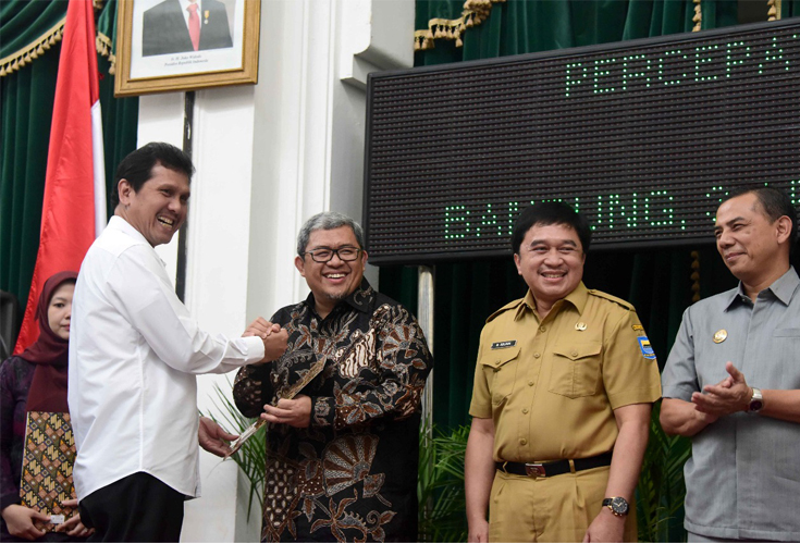 Aher terima sertifikat penilaian akuntabiltas kinerja dari Menpan RB (Foto IST)