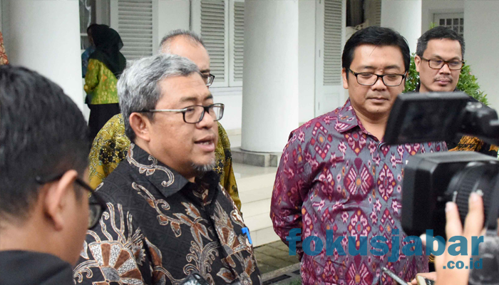 Gubernur Jabar Ahmad Heryawan saat diwawancarai di Rumah Negara Pakuan, Kota Bandung