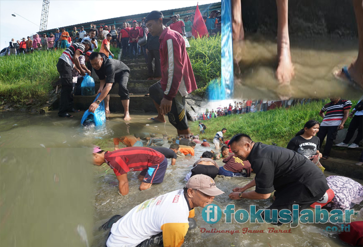 Hasanah Ngobeng bersama masyarakat Banjarsari, Kabupaten Ciamis (edit foto LIN)