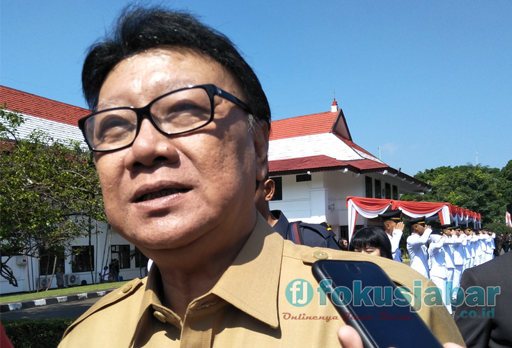 Mendagri Tjahjo Kumolo saat diwawancarai (foto LIN)