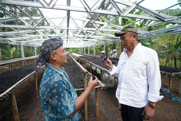 Cagub Jabar nomor urut 2 Tubagus Hasanuddin saat berbincang dengan perajin Briket di Ciamis (foto IST)