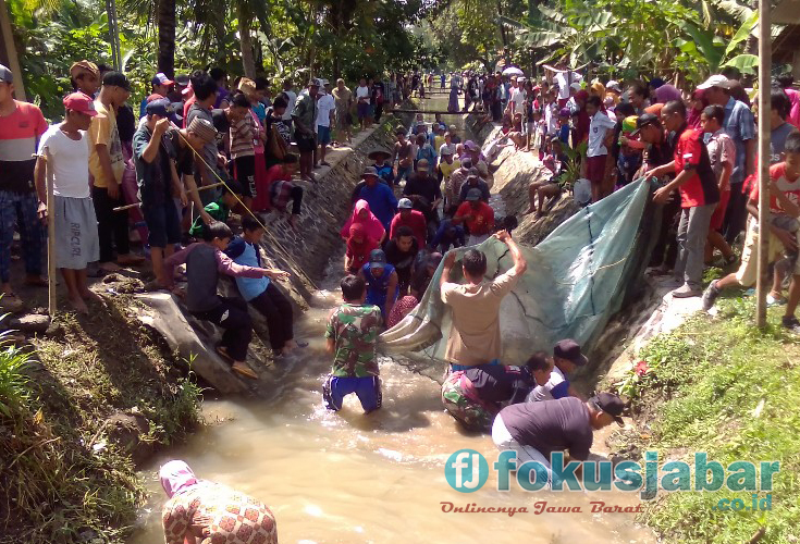 warga Sindangsari Ciamis Ngobeng bersama Hasan dan Oih (foto Husen)