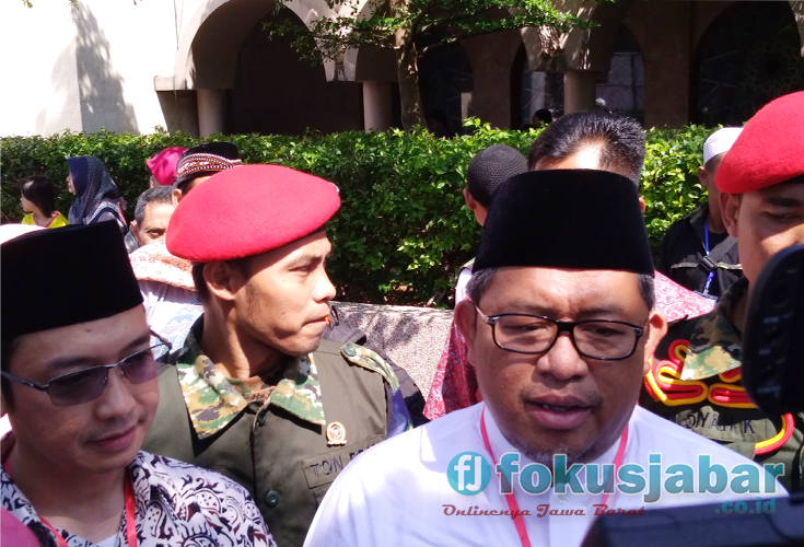 Mantan Gubernur Jabar Ahmad Heryawan saat diwawancarai (foto LIN)