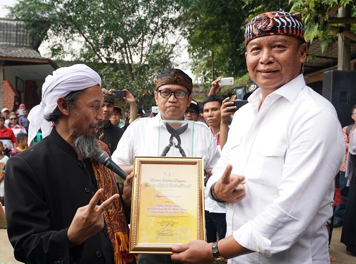 Cagub Jabar TB Hasanuddin saat menerima gelar pamangku sakabumi pajajaran dari pendekar Sukabumi (Foto IST)