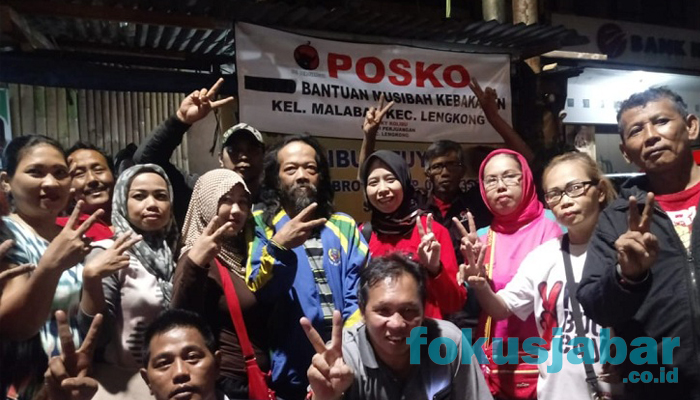 Ibu Hebring bersama warga korban kebakaran di Malabar Kota Bandung