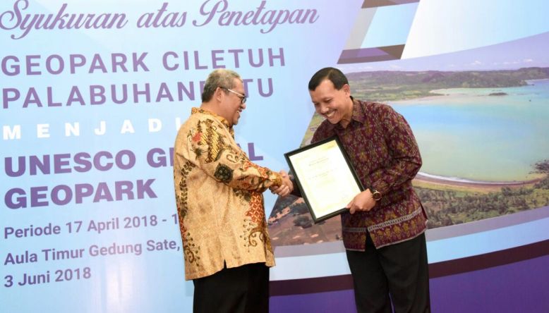 Gubernur Jabar Ahmad Heryawan bersama Sekda Jabar Iwa Karniwa dalam sebuah acara di Gedung Sate Senin 4 Juni 2018