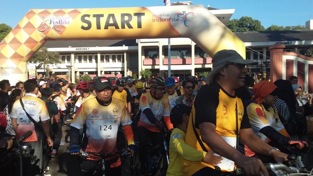 Ribuan masyarakat, alumni dan civitas akademika Universitas Padjadjaran (Unpad) mengikuti gelaran Padjadjaran Funbike (foto Agung)