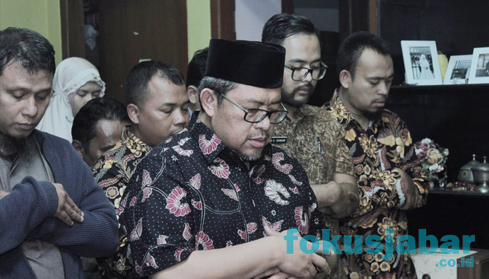 Melayat ke rumah duka Kabid KPP Jabar, Aher pimpin Salat Jenazah (foto Ibenk)