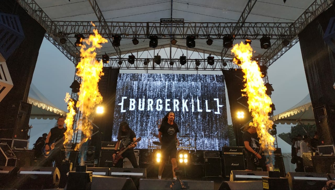 Vokalis Burgerkill Vicky Mono menyapa para begundal di panggung Magnumotion Bandung Chapter (foto Agung)