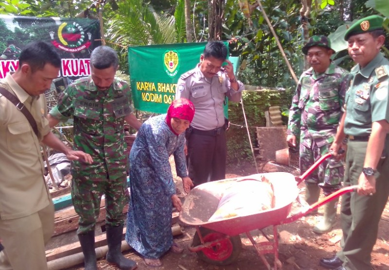 Prajurit TNI AD Kodim 0613 Ciamis saat membangun rutilahu milik warga (foto Husen)