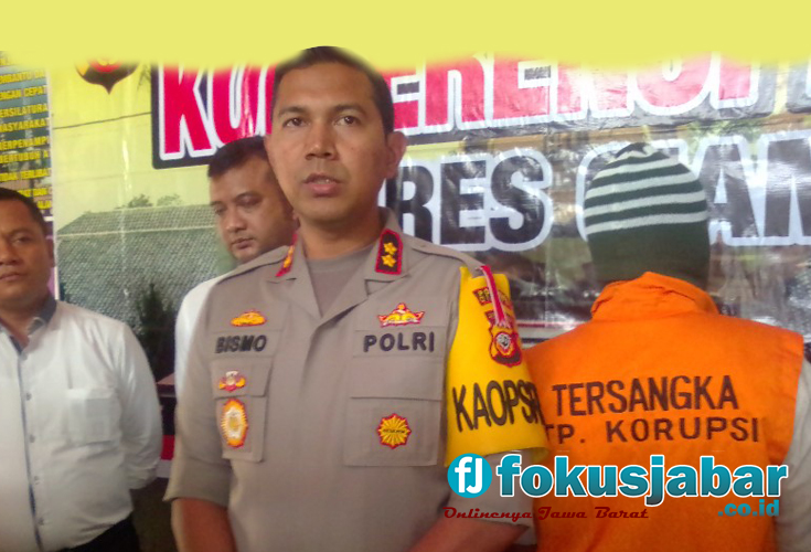 Kapolres Ciamis AKBP Bismo Teguh Prakoso saat merilis pelaku korupsi dana desa di Mapolres Ciamis, Senin (16/7/2018) (foto Husen)