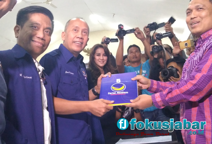 Ketua DPW NasDem Jabar Saan Mustopa menyerahkan berkas pendaftaran Bacaleg ke KPU Jabar (foto LIN)