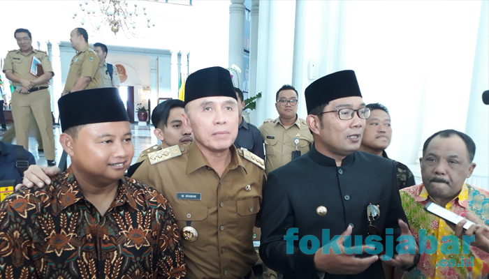 Gubernur Jabar terpilih Ridwan Kamil-UU Ruzhanul Ulum bersama Pj Gubernur Jabar M Iriawan saat diwawancarai (foto Ibenk)