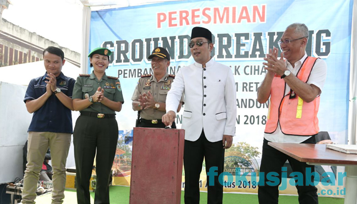 Wali Kota Bandung, Ridwan Kamil didampingi Kepala DPU Kota Bandung, Arief Prasetya melakukan groundbreaking pembangunan kolam retensi Sirnaraga. (FOKUSJabar/Ageng)