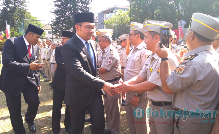 Gubernur Jabar Ridwan Kamil seusai menjadi inspektur upacara di Hari Agraria Nasional di BPN Kanwil Jabar (foto LIN)