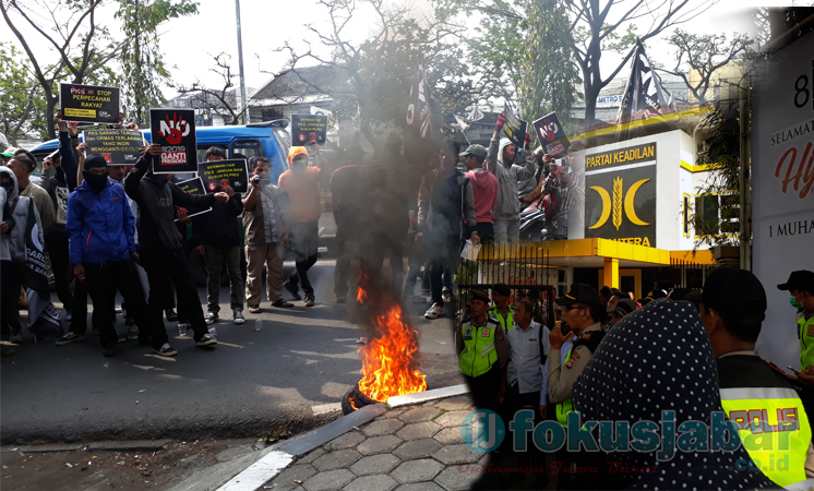 Massa GNR Jabar Geruduk Kantor DPW PKS (foto Ibenk)