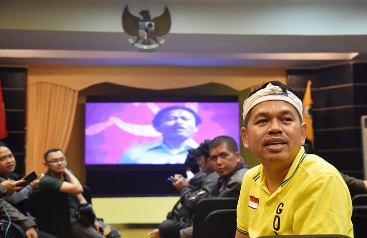 Ketua Tim Kampanye Daerah (TKD) Jokowi-Ma'ruf, Dedi Mulyadi saat nobar film G30 S/PKI di DPD Golkar Jabar, Jalan Maskumambang, Kota Bandung, Jumat (28/9/2018) malam