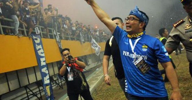 Gubernur Jawa Barat Ridwan Kamil menyapa bobotoh dalam suatu pertandingan (foto Web)