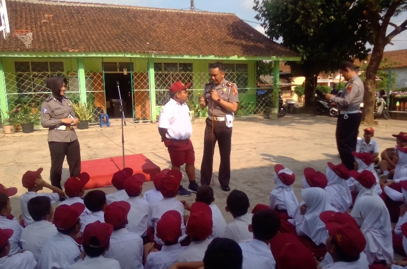 sosialisasi tertib lalu lintas di SDN 4 Kertasari Ciamis (Foto Husen)