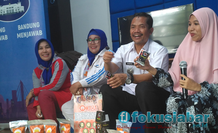 Camat Gedebage Bambang Sukardi memperlihatkan makanan sehat Ojek Makan Balita (foto Yusuf)