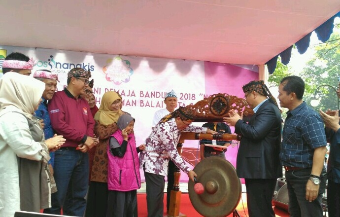 Wali Kota Bandung Oded M Danial saat membuka festival seni budaya remaja Bandung (foto Yusuf)