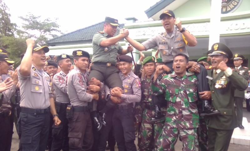 Polri bersama TNI Kompak jaga keamanan wilayah (foto Husen)