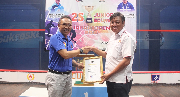 Sekretaris Umum KONI Jabar, Gianto Hartono (kanan) saat menghadiri penutuan Kejuaraan Squash '2S Squash Junior West Java Open 2018' (foto Ageng)