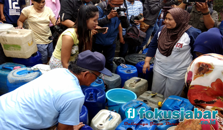 Warga Cicendo mengantre mendapatkan air bersih dari PDAM Tirtawening (foto Achmad Nugraha)