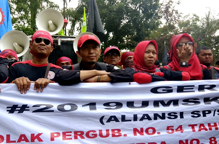 Ratusan buruh Kota Cimahi yang tergabung dalam aliansi SP/SB Cimahi berunjukrasa di depan gerbang Gedung DPRD Kota Cimahi Jalan Dra Hj Djulaeha Karmita, Kecamatan Cimahi Tengah, Kota Cimahi, Rabu (10/10/2018) (foto Achmad Nugraha/LIN)