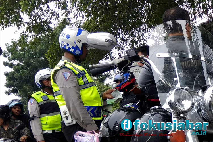 Polisi saat menghentikan Moge pada Operasi Zebra di Kota Cimahi (foto Achmad Nugraha)