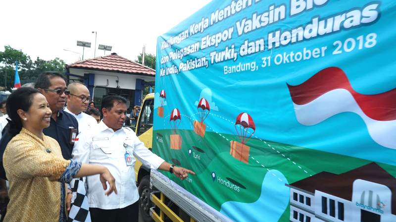 Menteri BUMN saat melepas produk vaksin bio farma untuk ekspor ke empat negara (foto IST)