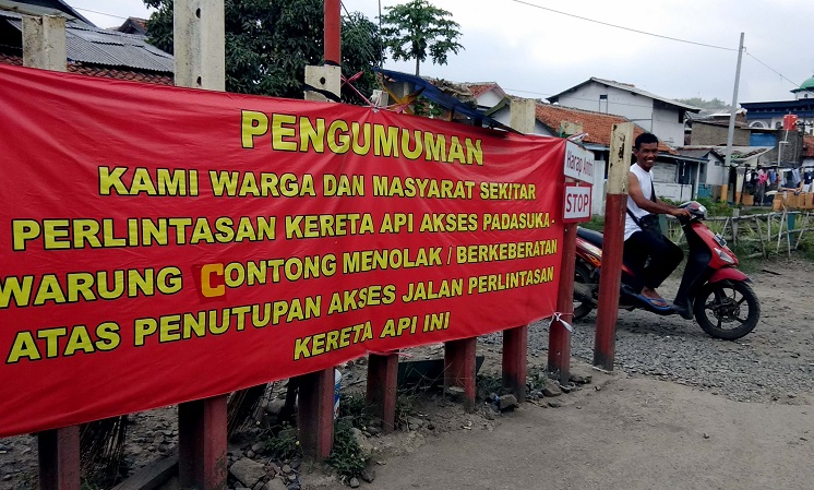 warga warung contong tolak penutupan jalur sebidang (foto Achmad Nugraha)