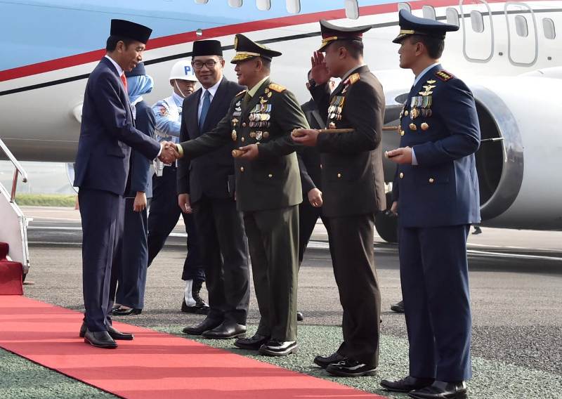 Presiden Joko Widodo Tiba di Bandara Husein Sastranegara (foto Ibenk)