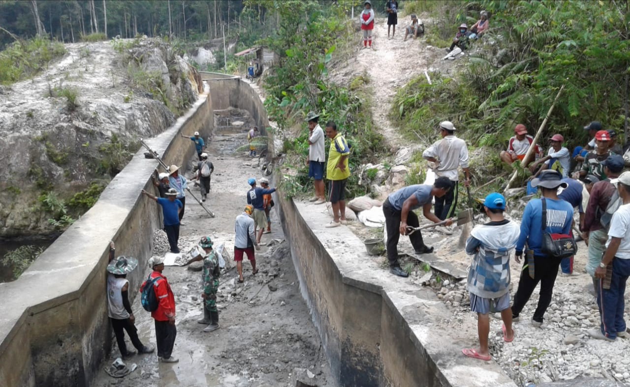 Satgas Yonif 320 saat memperbaiki bendungan di Kapuashulu (foto IST)