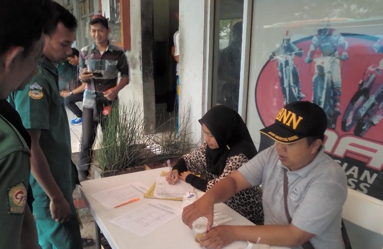 Petugas dari Polres Ciamis dan BNN melakukan test urine (foto Husen Maharaja)