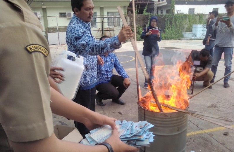 pemusnahan KTP rusak dukcapil Kabupaten Ciamis (foto Husen)