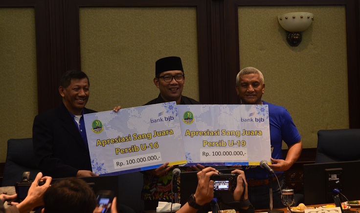 Gubernur Jabar Ridwan Kamil memberikan bonus masing-masing 100 juta kepada Persib u16 dan 19 (foto Mugni)