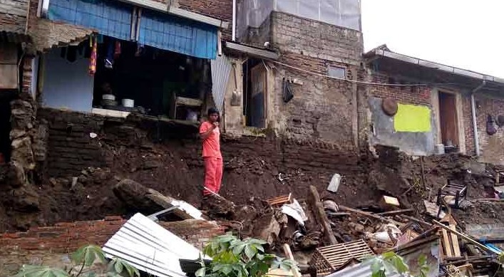 Kondisi rumah terancam ambruk di samping rel kereta di Cimahi Tengah (foto Achmad)