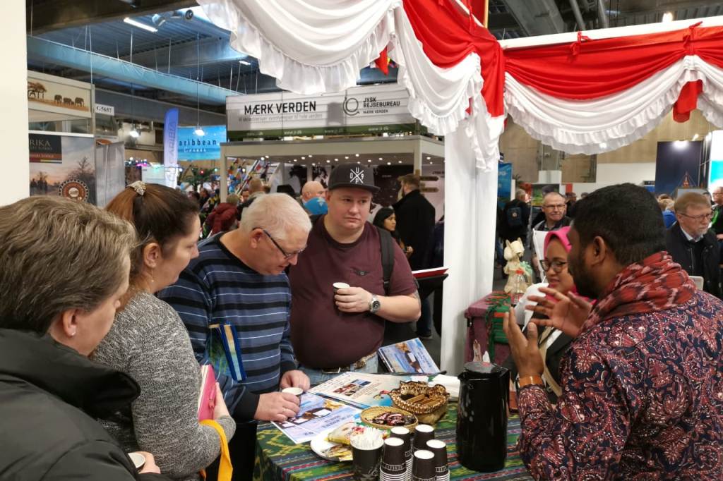 Warga Skandinavia saat mengunjungi Anjungan milik Indonesia dan menikmati kopi Sumatera (Dok KBRI Kopenhagen)