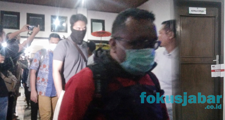 Penyidik KPK Keluar dari ruangan Wali Kota Tasikmalaya dan membawa dokumen penting (foto Seda)