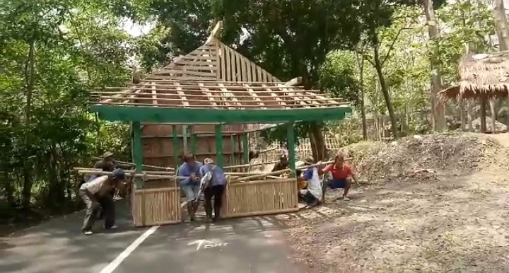 Bangunharja, Pindah Angkut Bangunan Tradisi Gotong Royong Masyarakat Pedesaan. (FOKUSjabar/Boip)