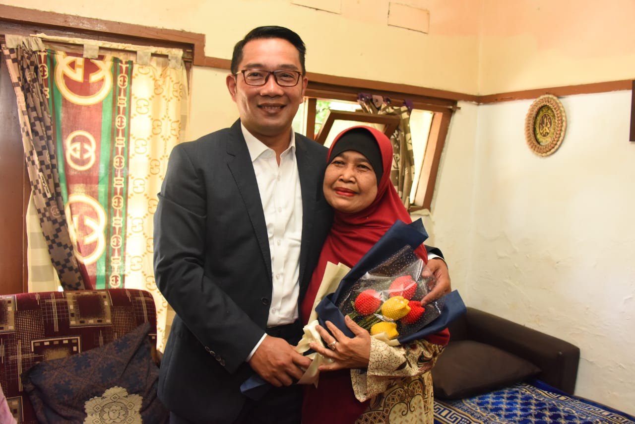 Gubernur Jawa Barat Ridwan Kamil mengunjungi rumah guru semasa SD, Nunung Nurhasanah (62), di Kota Bandung dalam perayaan Hari Guru Tahun 2019, Senin (25/11/19). (Foto: Tatang/Humas Jabar) emil